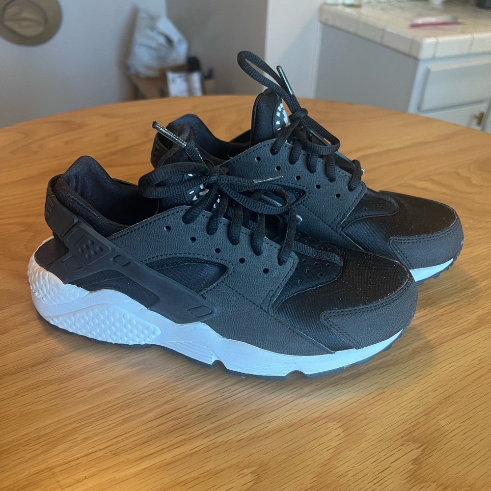 Women’s Nike Huaraches black